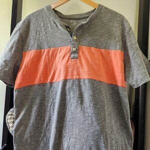 Gap Men's Large short-sleeve colorblock henley in gray and orange